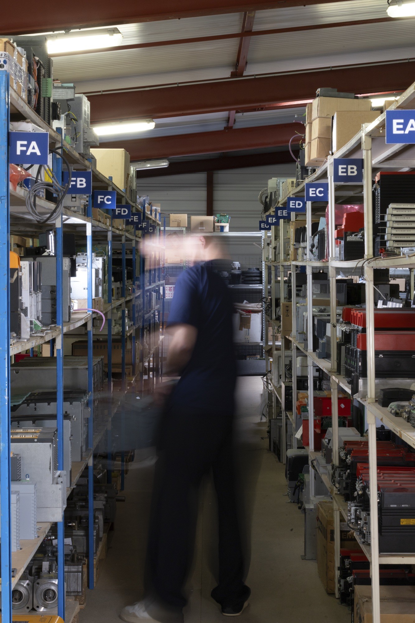 Rayonnages de matériel électronique industriel en stock chez SEIA